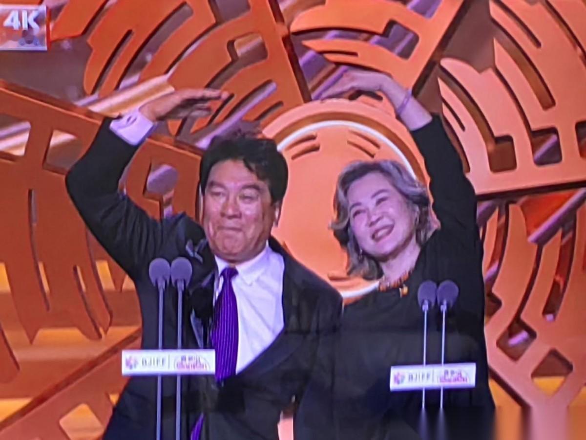 丛珊一部《牧马人》吃了一辈子了！第十六届北京国际电影节上。当丛珊搭档朱时茂作为颁