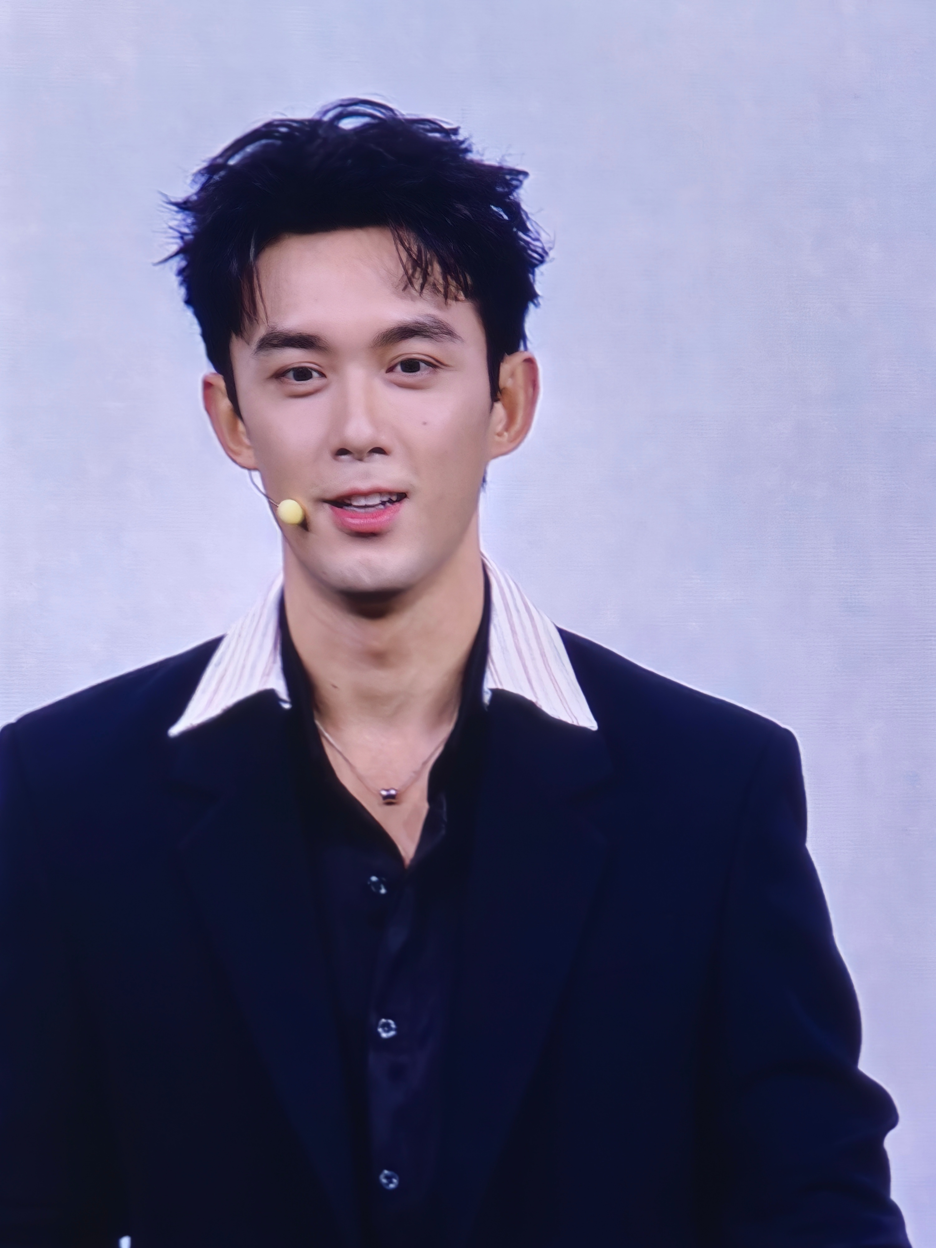 华为发布会今天华为发布会吴磊也来到现场，真人确实非常帅啊！现场还有他的粉丝在尖叫