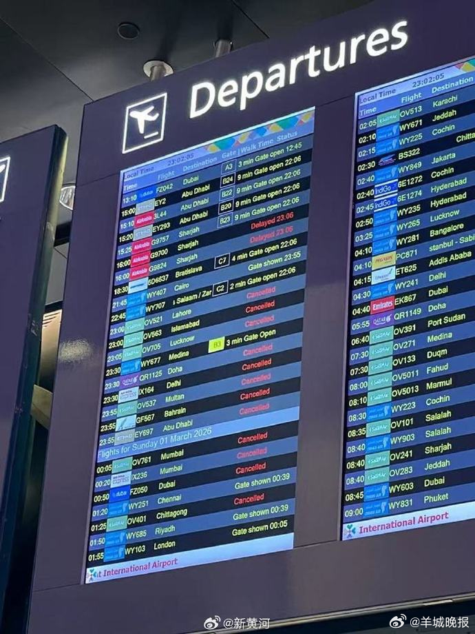 【#中国游客称阿曼转机机票疯涨6倍#】2月28日，美国和以色列对伊朗展开联合军事