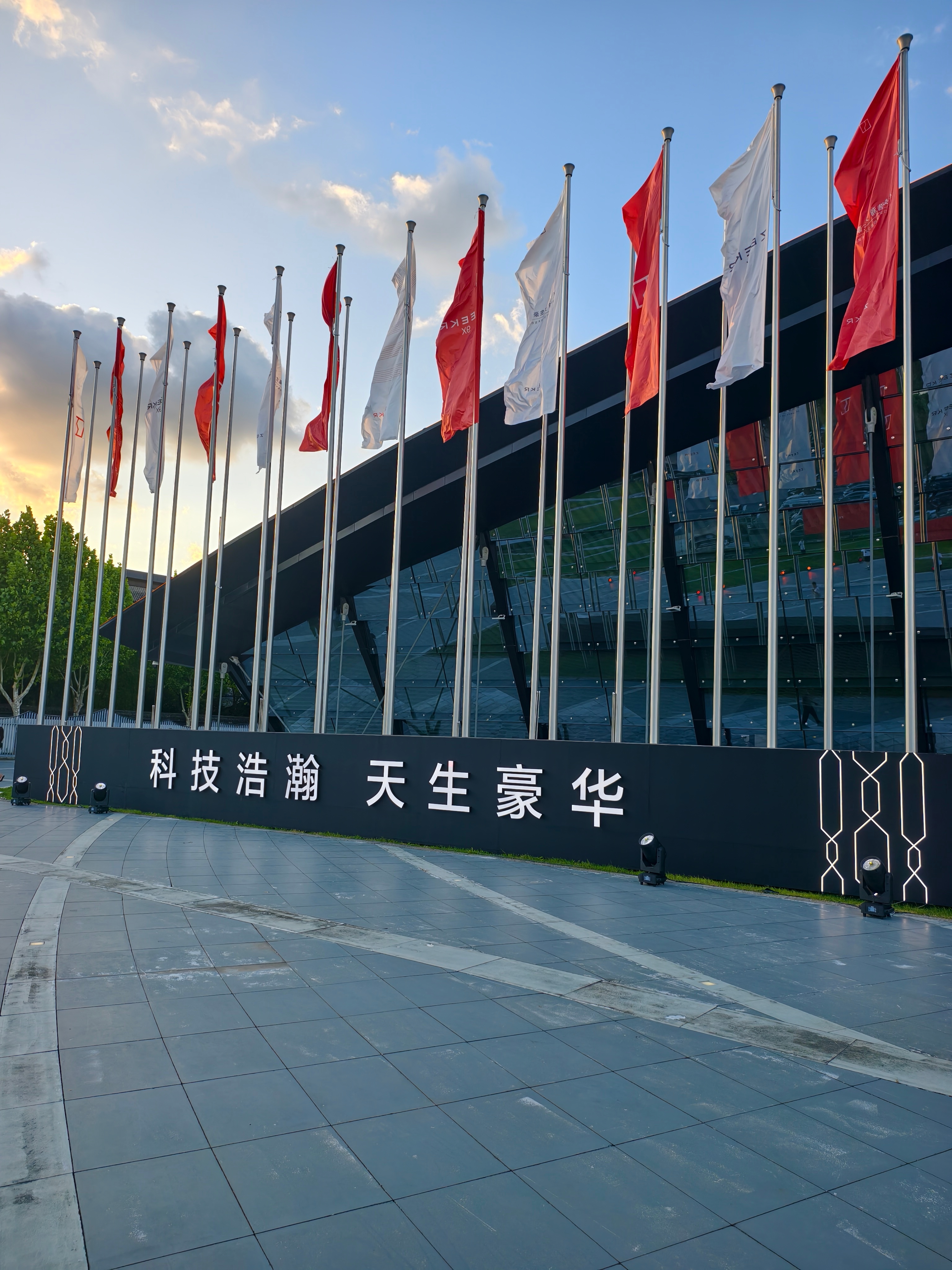 来了，今晚见证极氪9X 带来的极氪式创新和豪华定义。科技浩瀚，天生豪华，终于见到