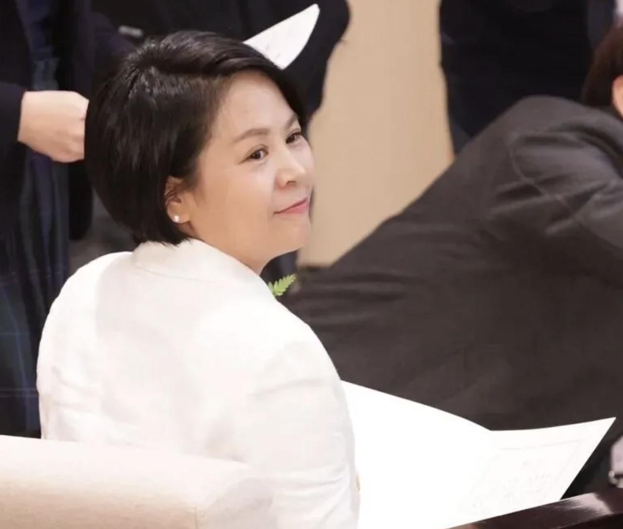 李贞秀提假处分，民众党：开铡当天她已不是党员。这场闹剧，还要演下去吗？

李贞秀