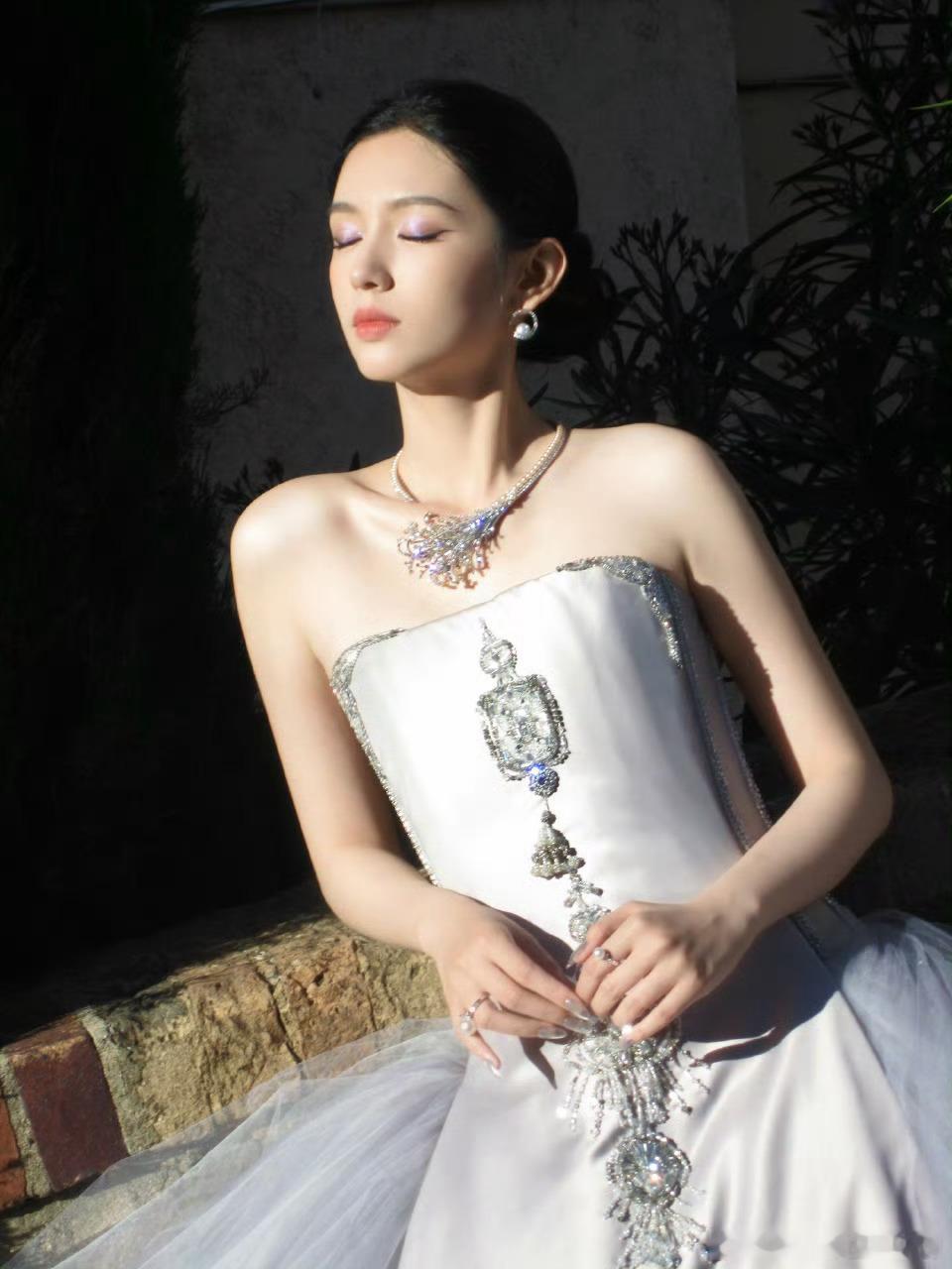 疑似周也对戛纳火力全开也子就这样美进了我的心窝 