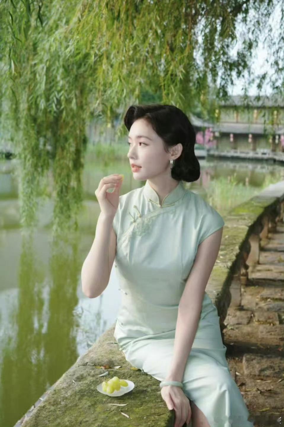 这气质真的太绝了！举手抬眉都美如画！林允水墨画中走出的美人林允撑伞神图有了