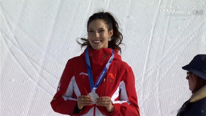 谷爱凌站上米兰冬奥领奖台谷爱凌笑得好开心 银牌映着明媚笑颜，所有的拼搏与坚守，都
