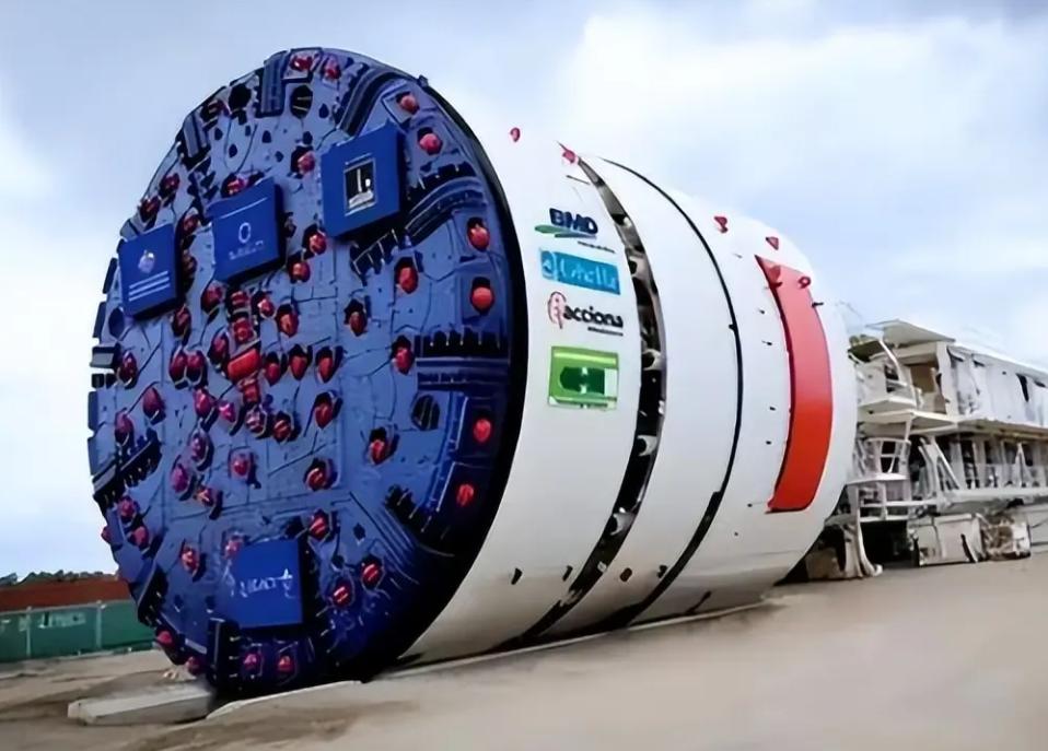 这两天，印度媒体那头简直跟过年一样，全都在疯狂刷屏一件事：两台巨型盾构机，终于从