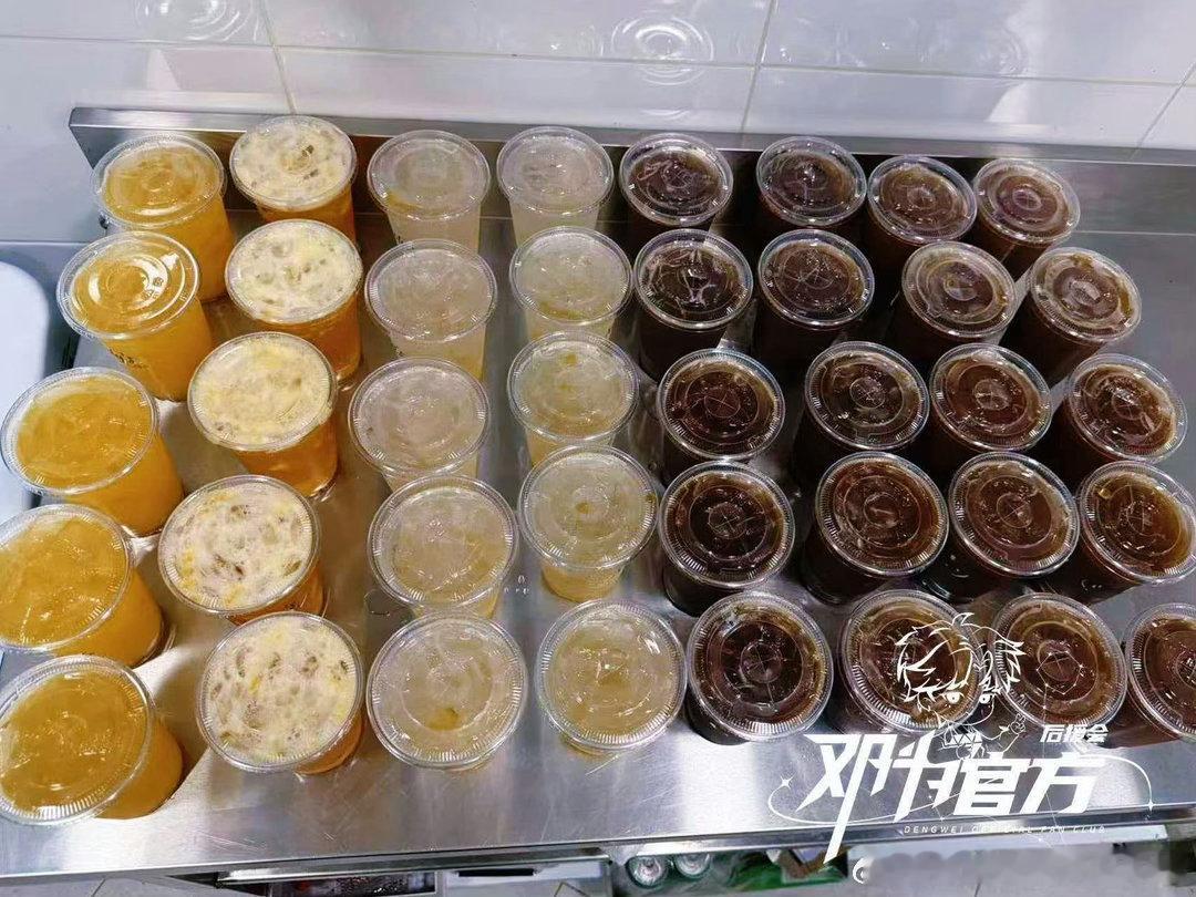 邓为请粉丝吃马卡龙 邓为赚的那点钱怕不是都花在粉丝身上了。巴黎时装周逆应援直接上