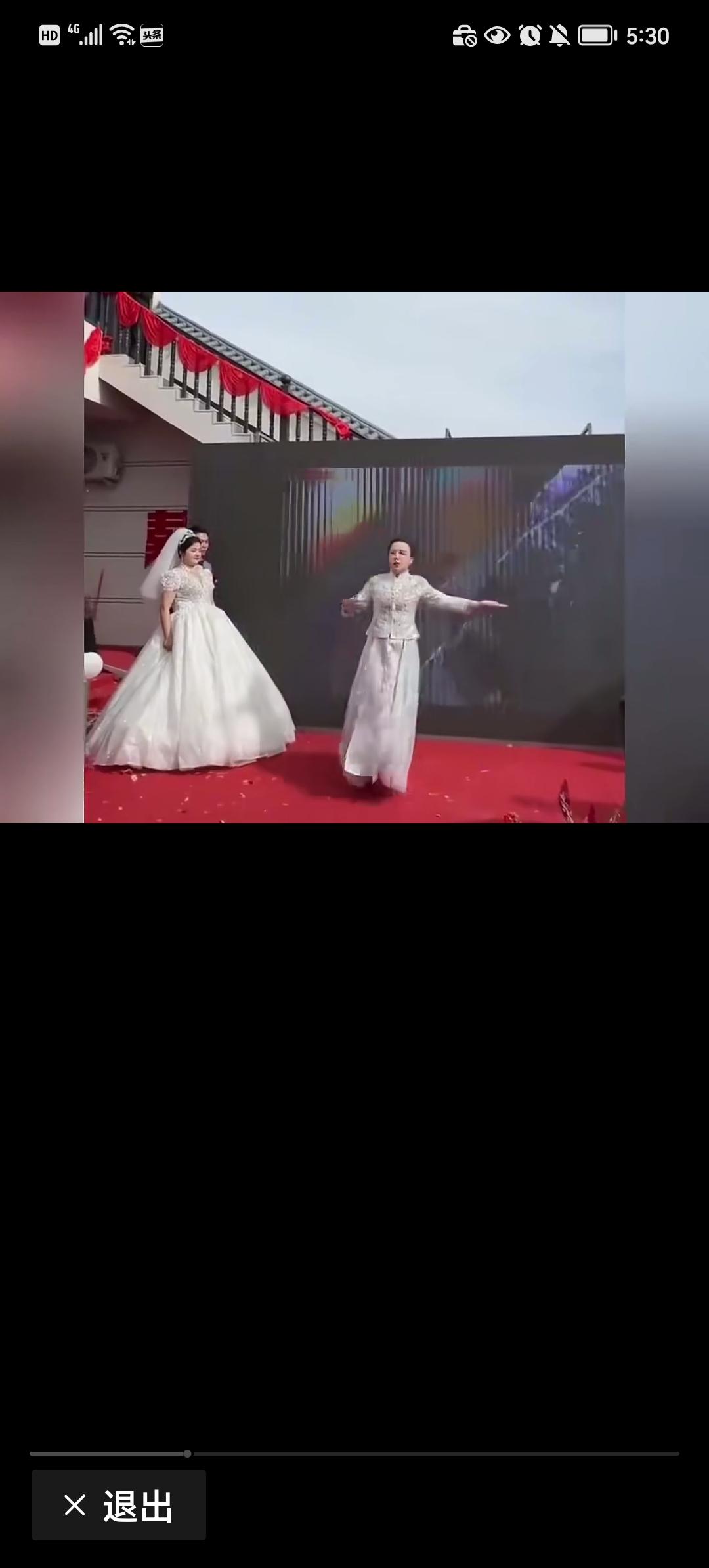 这个喜婆婆已经超越其它在儿子婚礼上跳舞的喜婆婆10倍了，别的喜婆婆是高兴的手舞足