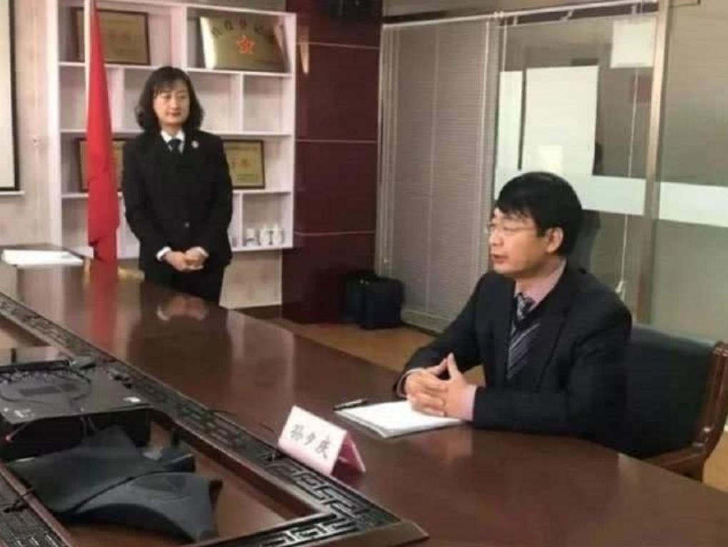 2019年，被关押了1277天的清华博士孙夕庆，无罪释放，他向国家申请2亿元赔偿
