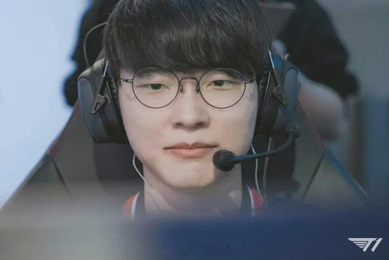 T1分享昨日赛场返图怎么感觉李哥都快要笑出来了，打DK那么开心吗？Faker夸赞