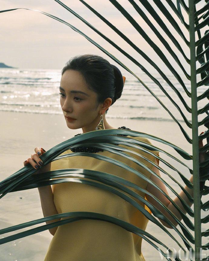 杨幂二登vogue杨幂vogue开年单人封 完全妈幂级别的 