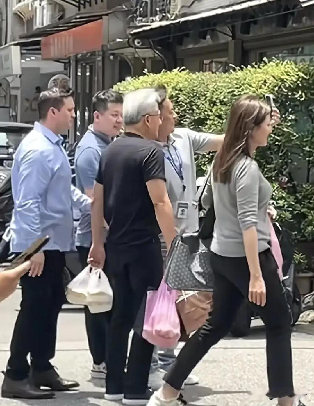 黄仁勋谈华为韬定律：台积电10年前就有的技术！

看来黄仁勋还是没有深入了解华为