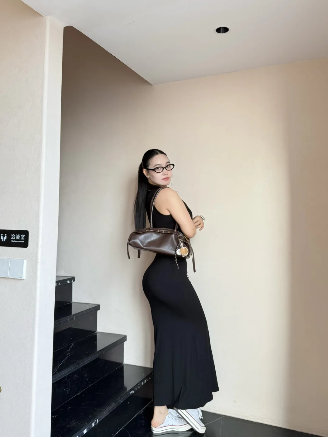 当健身女孩穿上包臀连衣裙