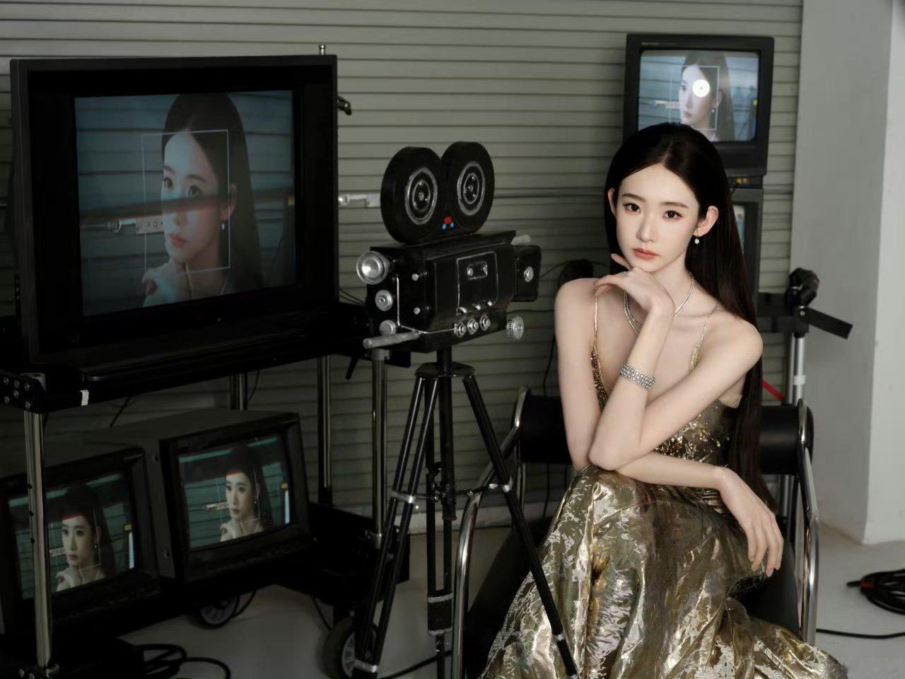 张艺凡红毯最严厉的母亲张艺凡把金箔穿身上了 张艺凡北京国际电影节出图，金箔鱼尾长