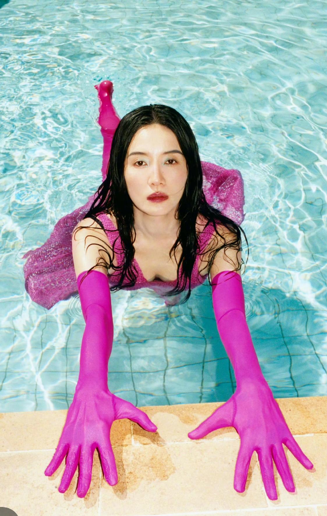 大家发现了没，
宋佳越来越不对劲了，
她今年明明已经46岁了，没想到她的脸却越变