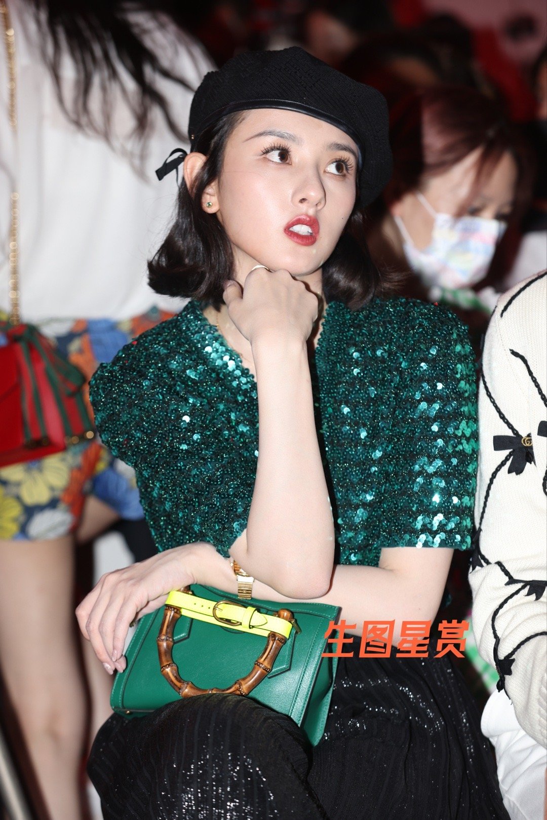 宋祖儿上海时装大秀看秀，清甜俏丽，复古女郎💚💚 | 2572独家 ​​​