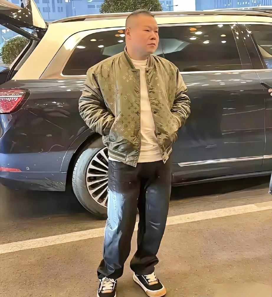 岳云鹏现在估计心里有点堵。

他大概也没想到，自己穿件三万的夹克，会让人盯着看。