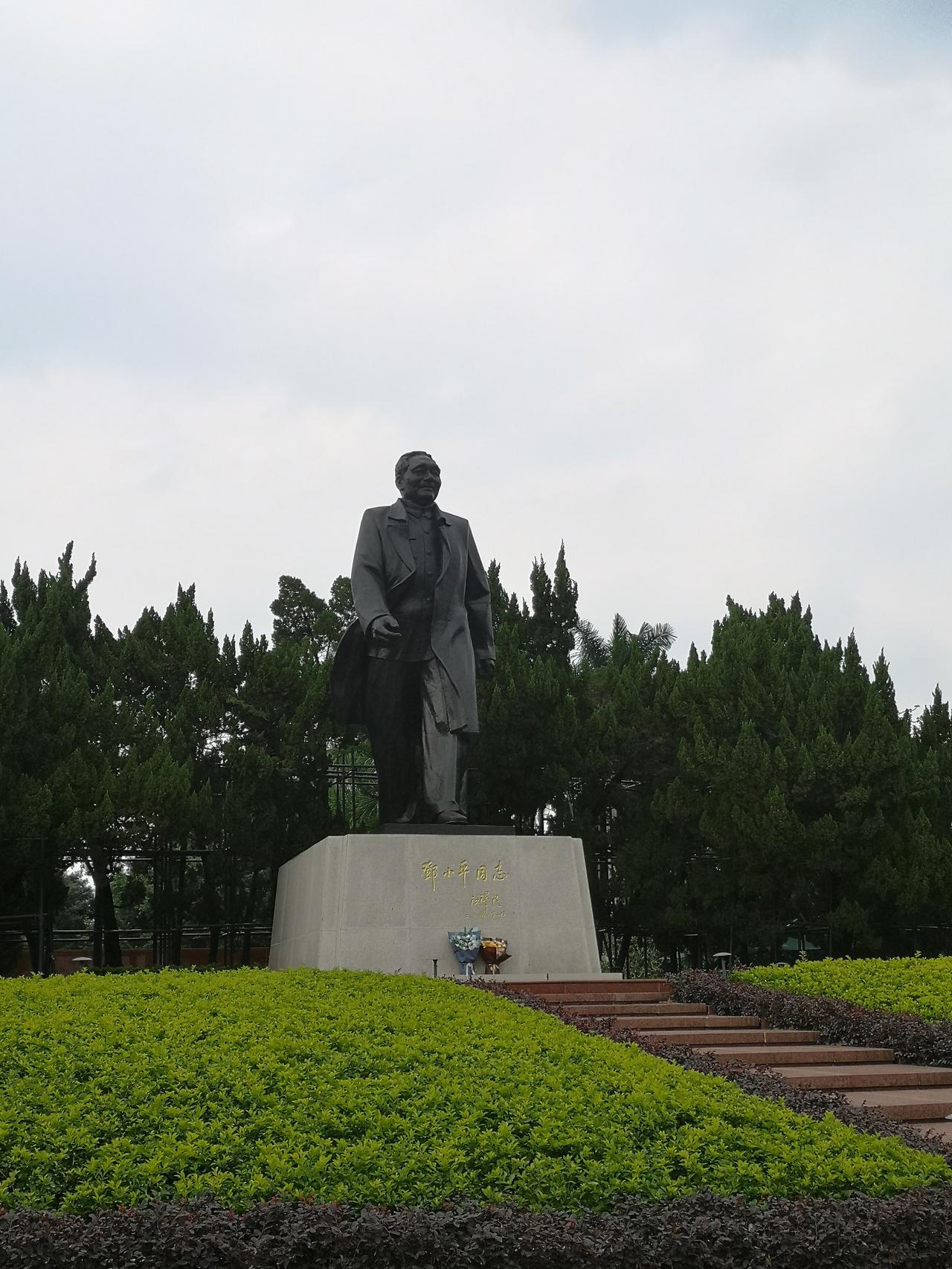 今天去深圳市福田区，刚好路过莲花山公园，顺便进去逛了逛，虽然是工作日，不过公园里