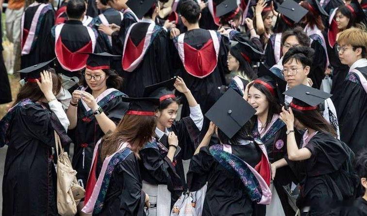 这场人才争夺战给我们敲响了警钟。人才从来都是科技竞争的核心命脉，中国能培养出全球