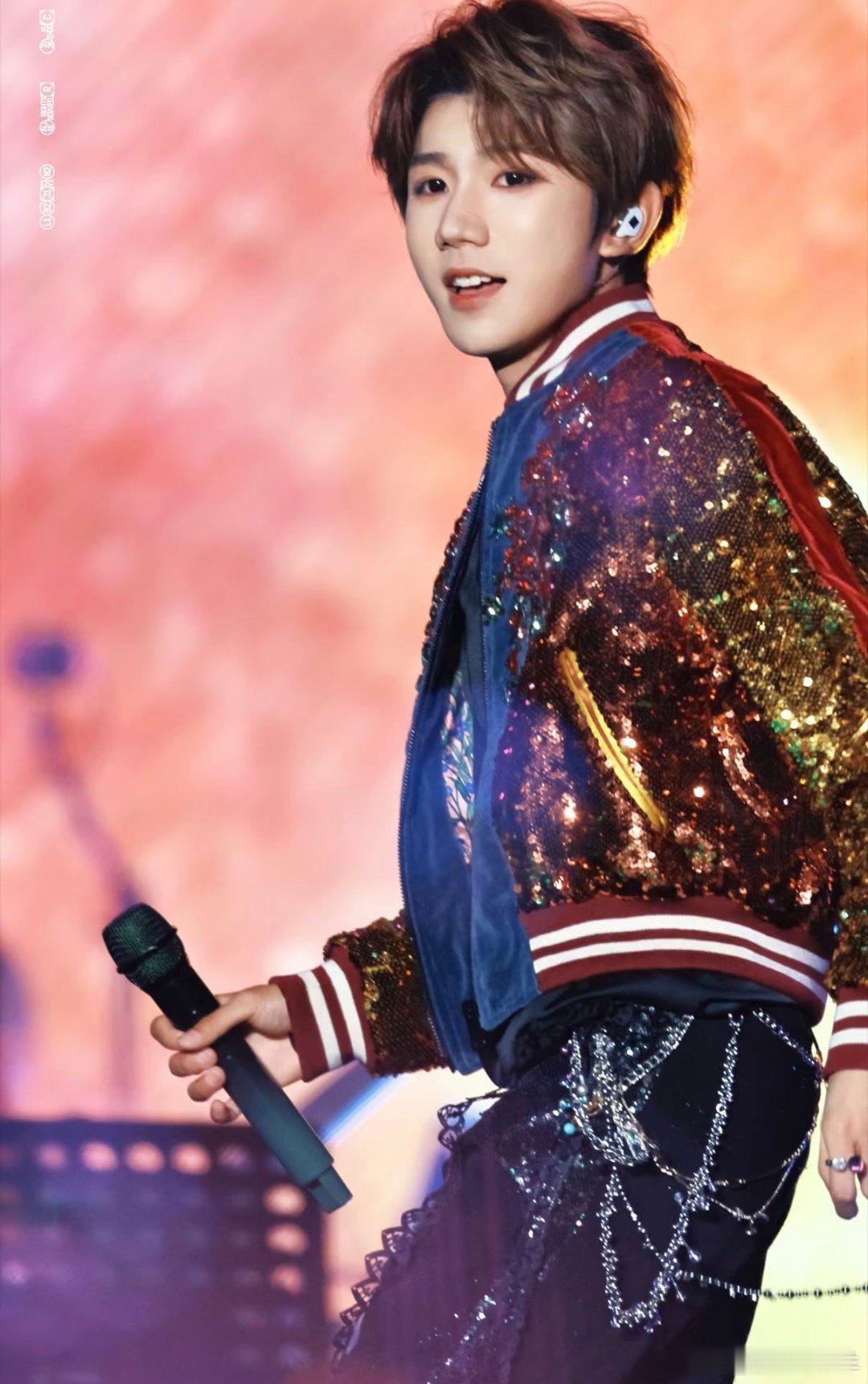 王源夏日歌会一起见面吧从屏幕前到人海里，这次要亲眼奔赴王源的舞台。积攒已久的心动