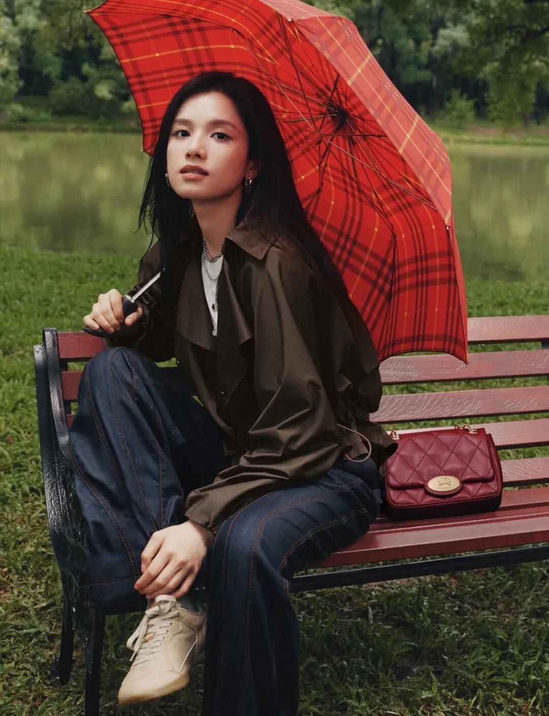 张婧仪团队挺宠她的，影视、时尚资源都会喂给她，自己也挺有主见的，妆造会给意见。 