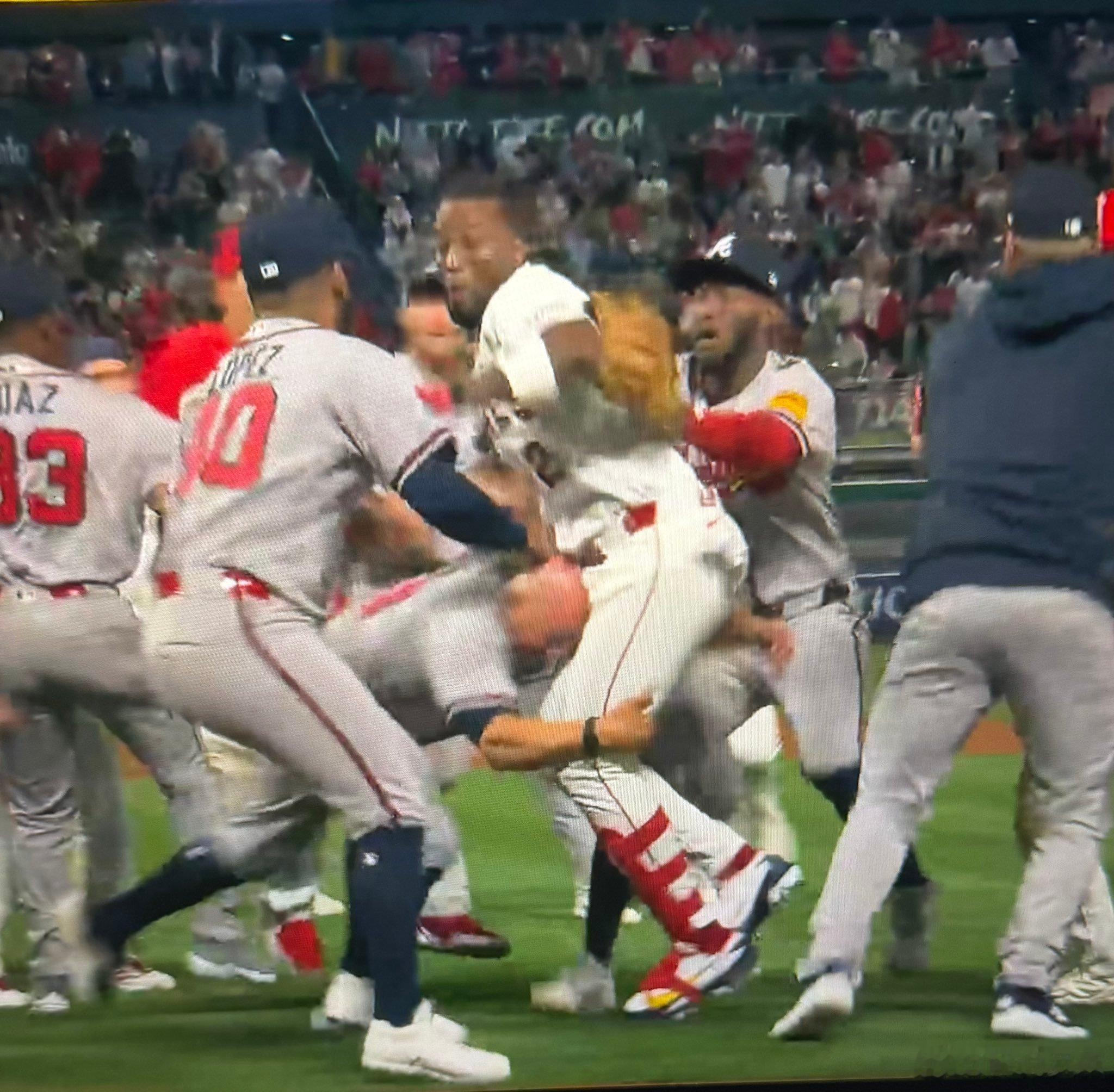 勇士主教练维斯火了。怕伤了自己的投手，62岁的老教练在混战冲突中精准定位索莱尔，