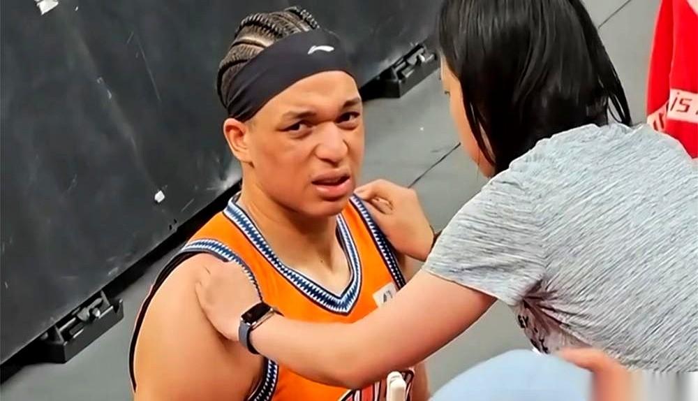 上海队那个外援，洛夫顿。总决赛前，他不是走进球场，是走进了医疗室。
一针封闭，直
