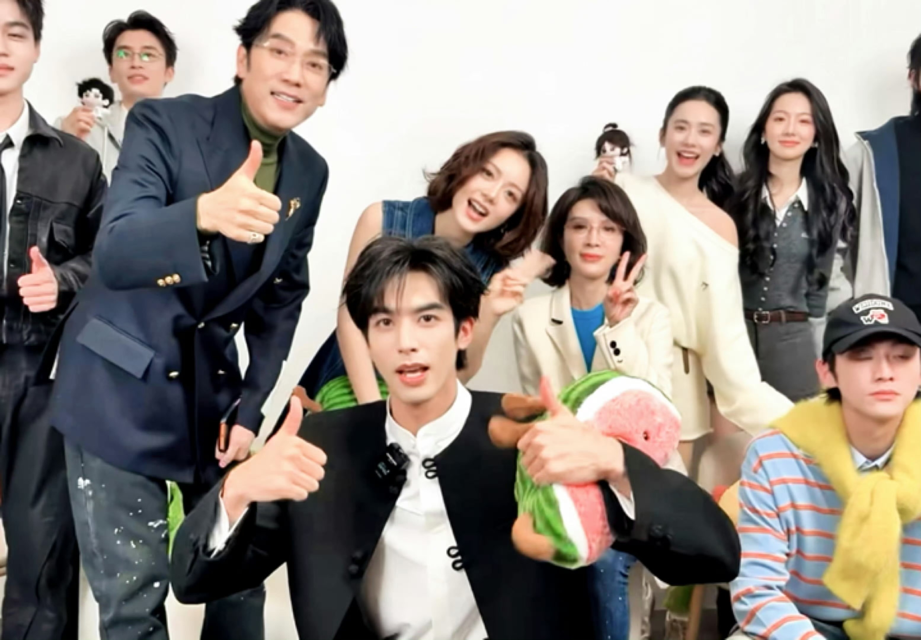 骄阳似我庆功宴这个骄阳似我！！搞庆功宴还给家人们直播了一段剧粉们有福了