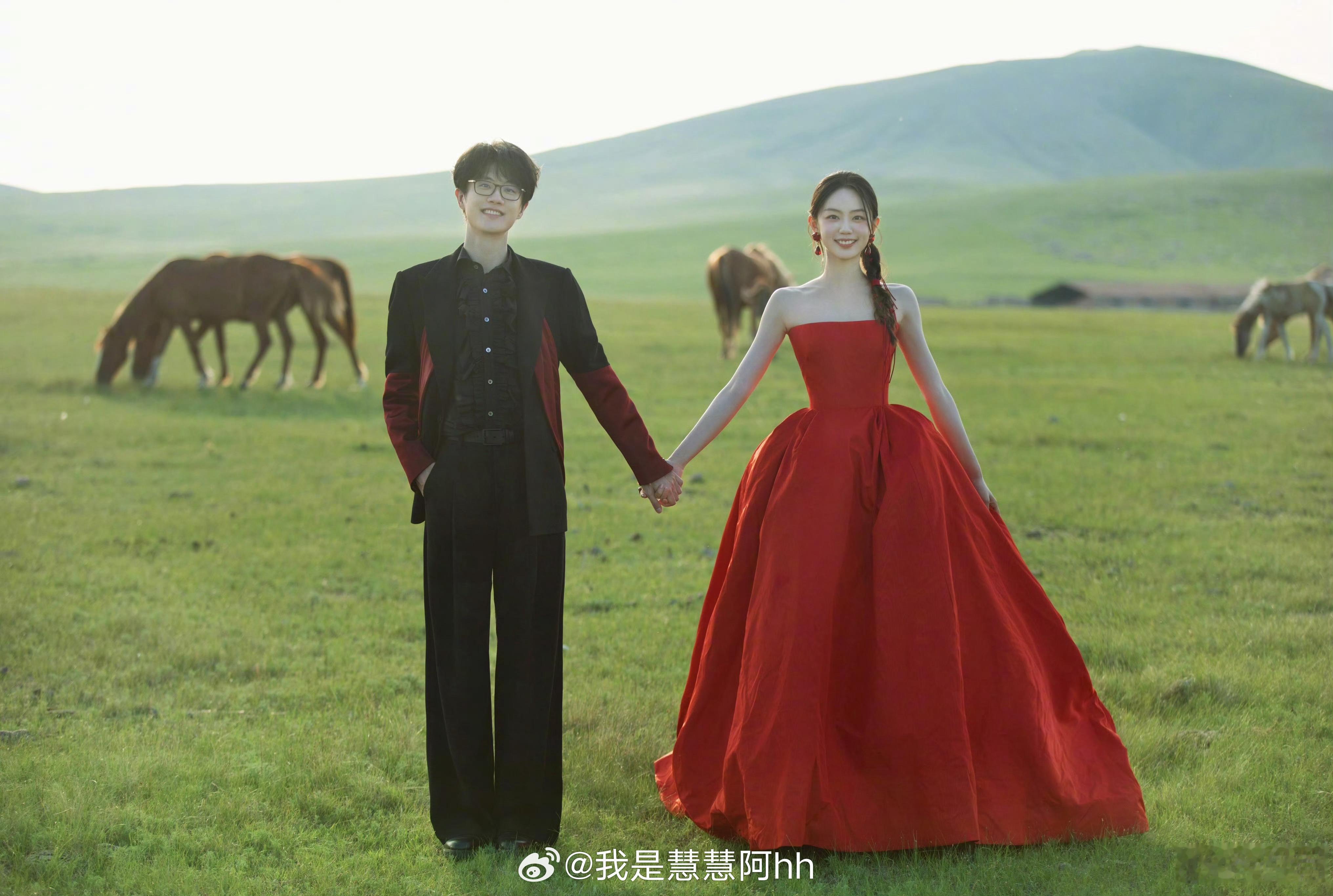 许嵩冯禧官宣结婚从小听着许嵩的歌儿长大，没想到我的青春都结婚了哈哈哈哈哈，必须祝