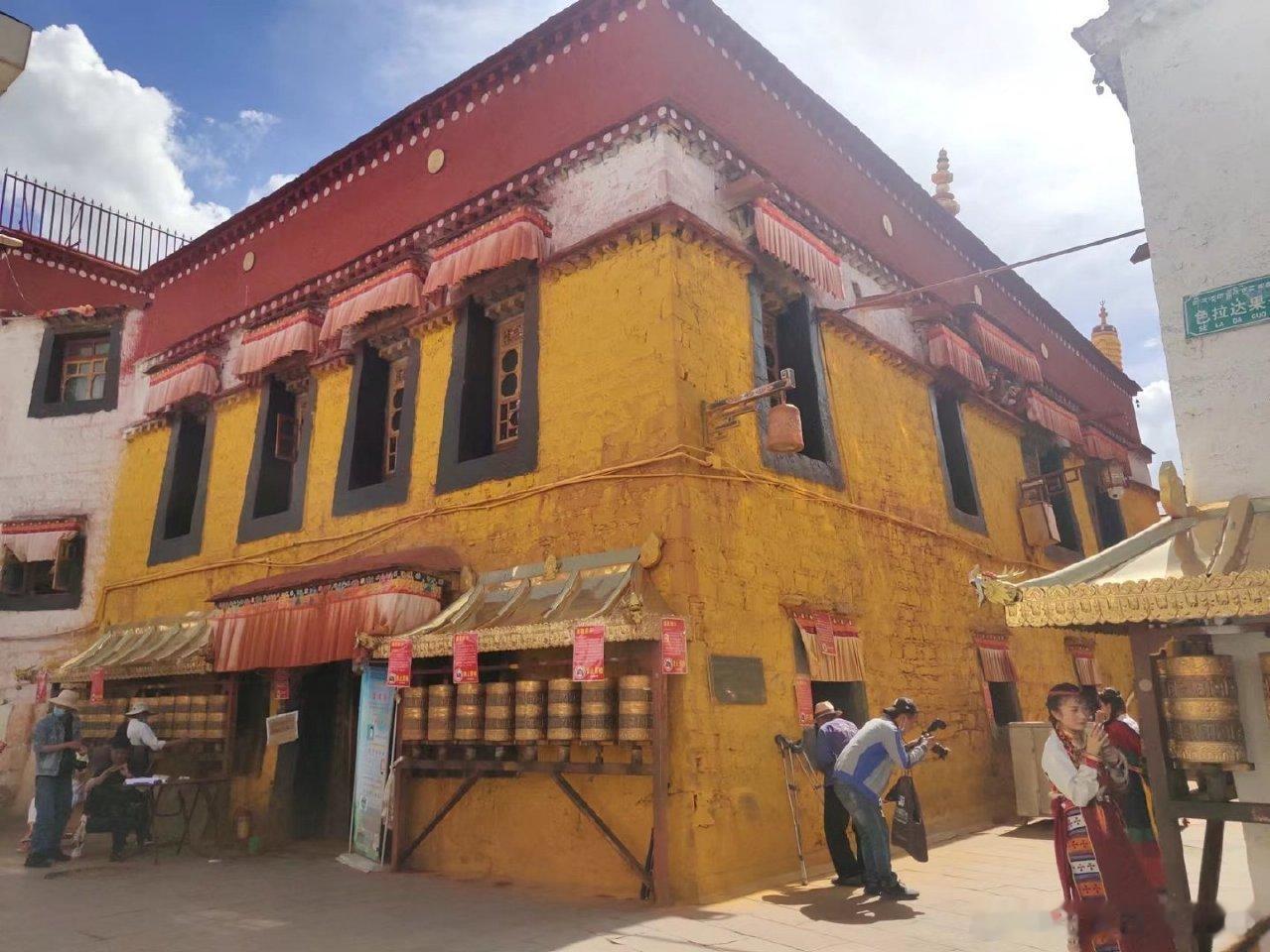 拉萨市城关区八廓街强巴拉康（弥勒庙），供奉着一尊两层楼高的强巴佛即弥勒佛。据说，