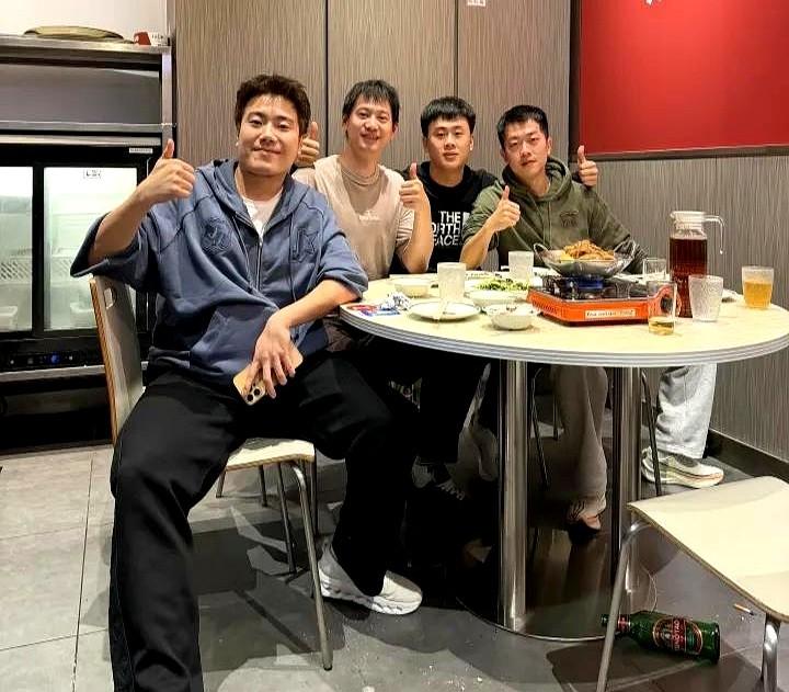 河北男队收工准备回家了。
周雨刚输了比赛，自家闺女小十一就在场边给梁靖崑蹦跳着喊