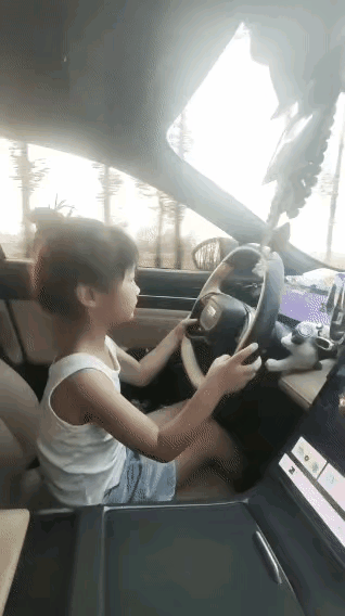 第一眼看到这个画面的时候，被这个小朋友的沉稳车技震惊了，同时也为她深深的担忧，这