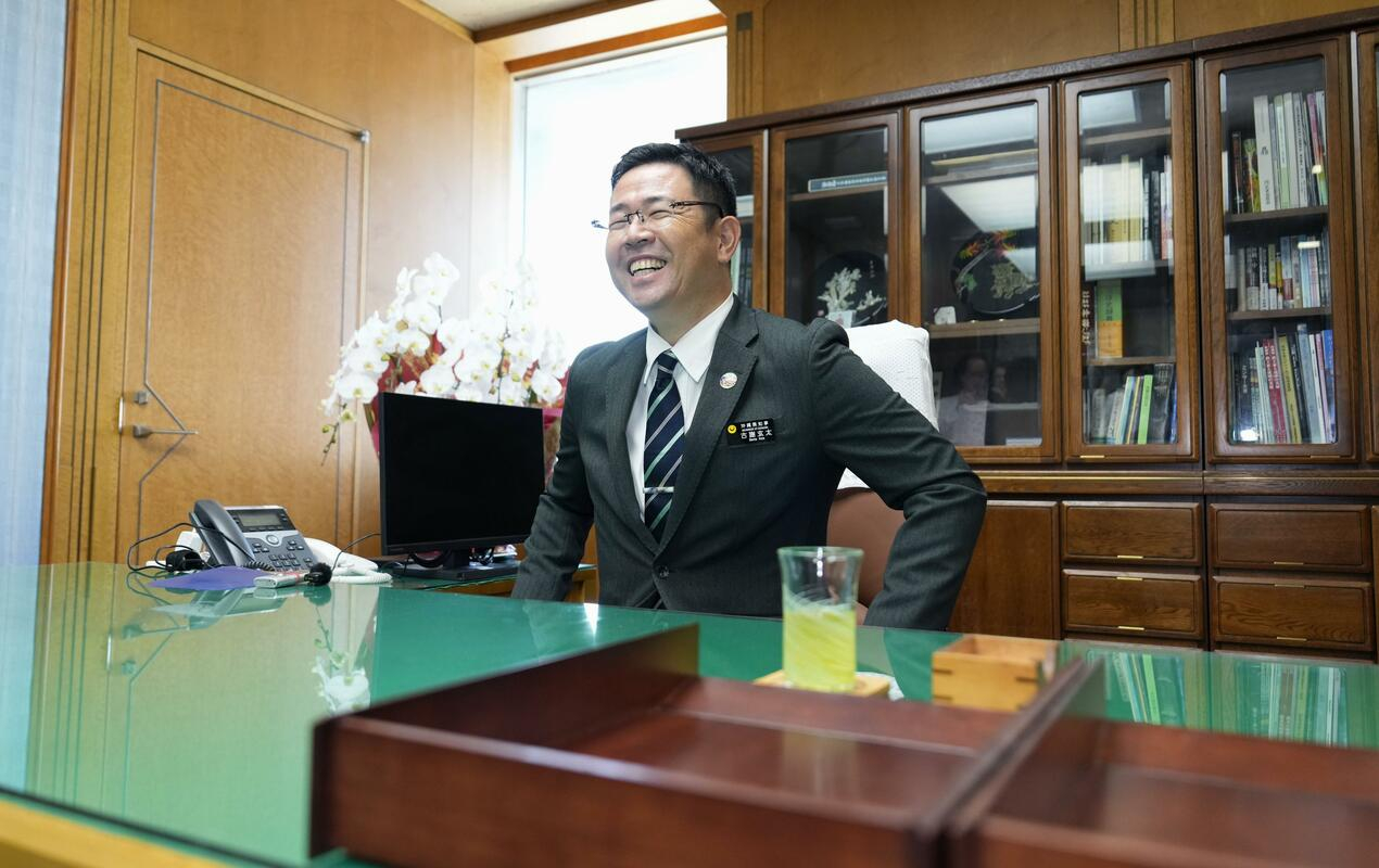 主张和日本殖民当局合作，并支持美军基地在岛内搬迁、无需离开琉球的古谢玄太，坐上“