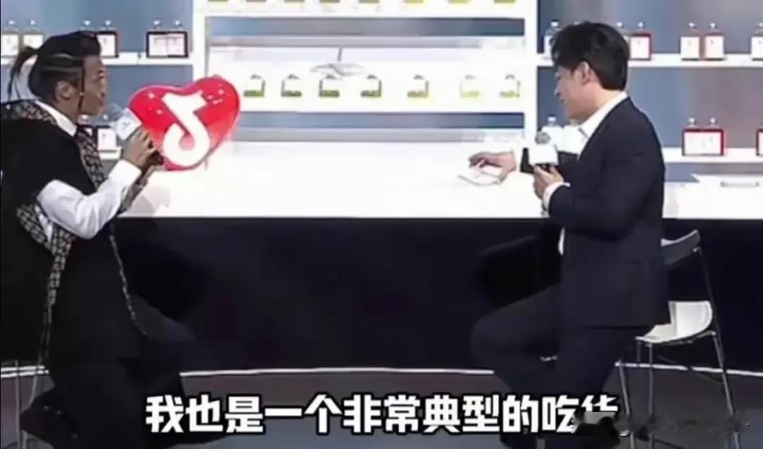 谢霆锋是一位备受瞩目的艺人，他以其帅气的外貌和出色的才华赢得了众多粉丝的喜爱。他