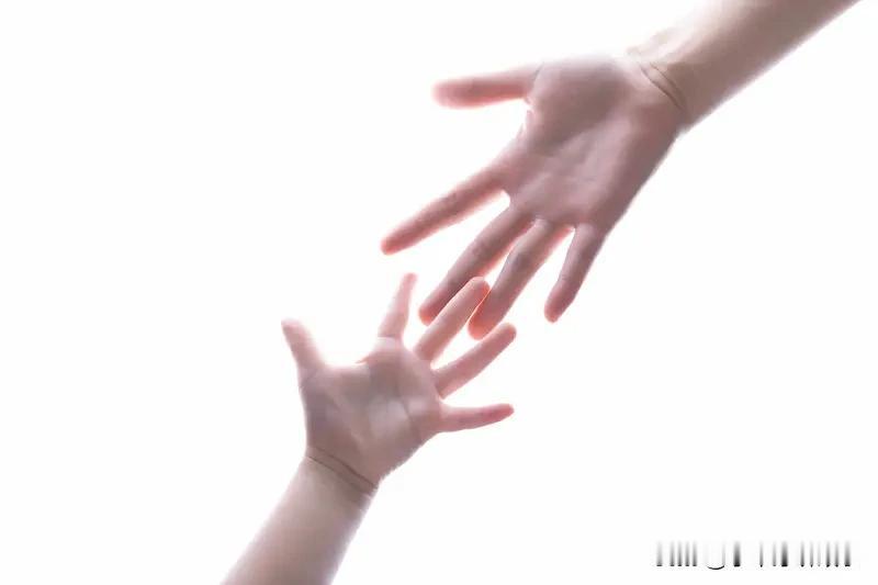 小时候，父母似那永远撑开在我们头顶的巨伞，替我们遮风挡雨，让我们无忧长大。长大后