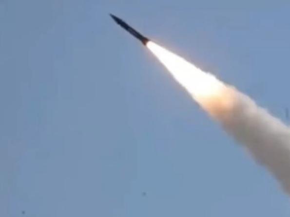 金正恩发声做好炮兵战争准备！
 据朝中社4月16日报道，金正恩观摩朝军炮兵射击比