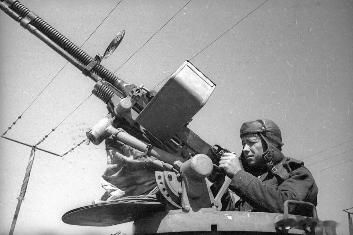 1944年，苏联鱼雷艇上的DSHK机枪。