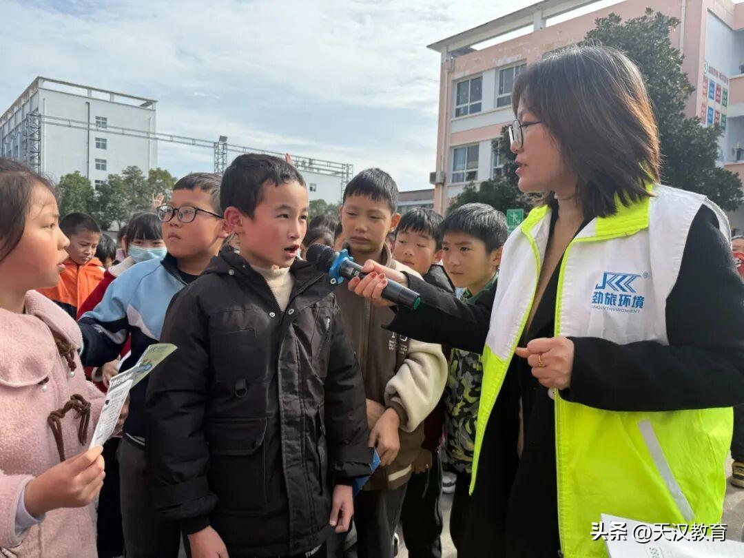 11月11日，西乡县葛石小学联合城南街道办事处、西乡劲旅环境科技有限公司工作人员
