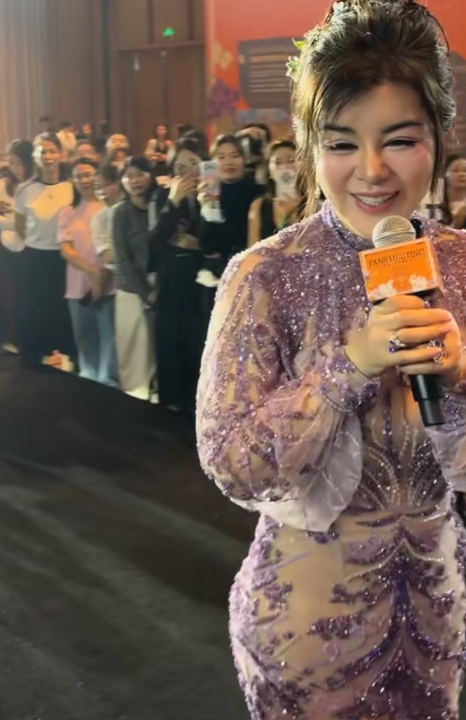 好看是好看，就是一看就是像假脸。