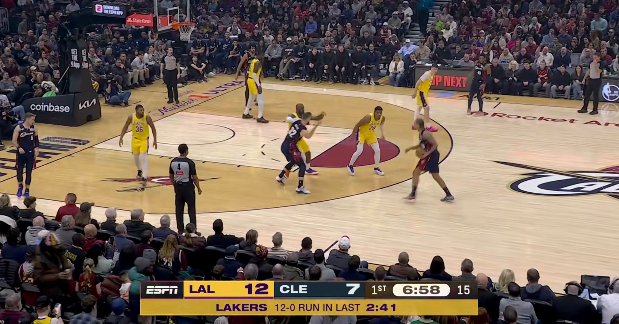 湖人开局被骑士打了一波7:0，然后还了骑士一个12:0，转换进攻打得非常犀利。湖