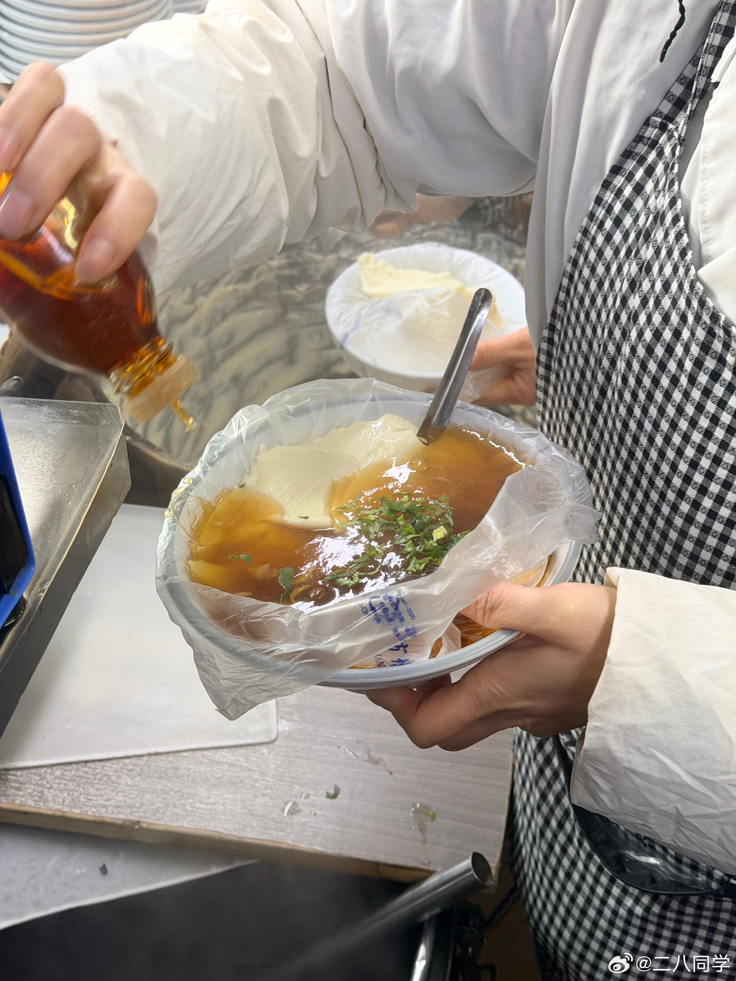 我在大连的快乐早餐任贤齐都排队的豆腐脑+熏肉大饼