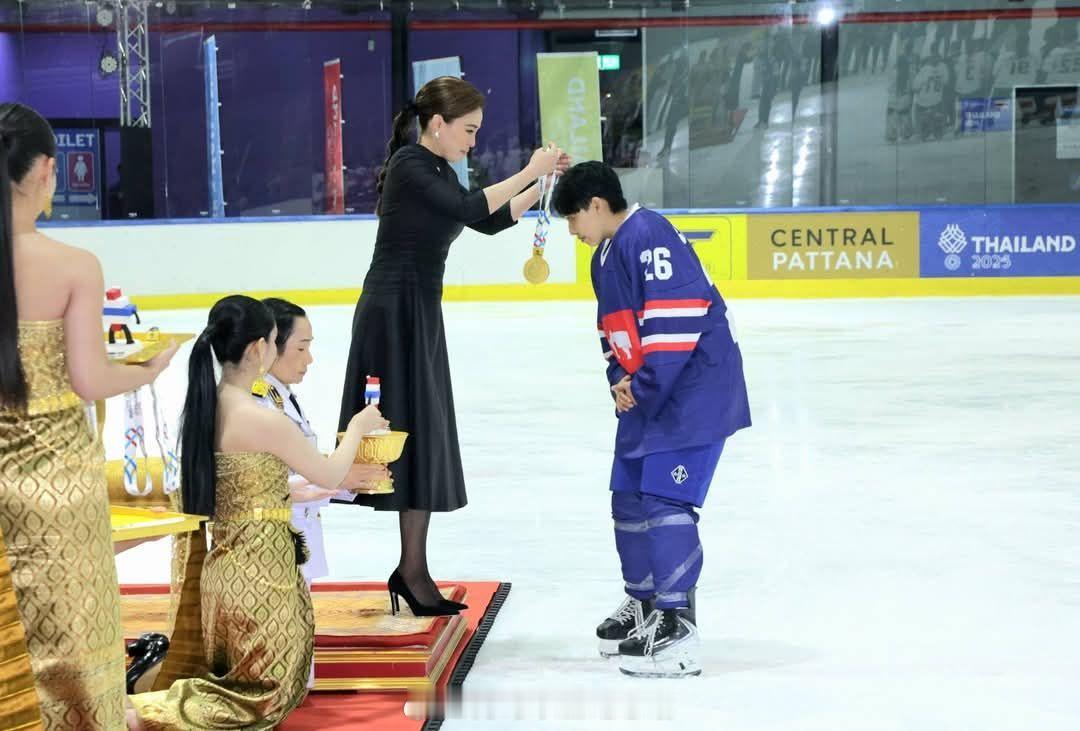 王室王室泰国王室素娘娘 2025年12月19日，素娘娘观看冰球比赛。 