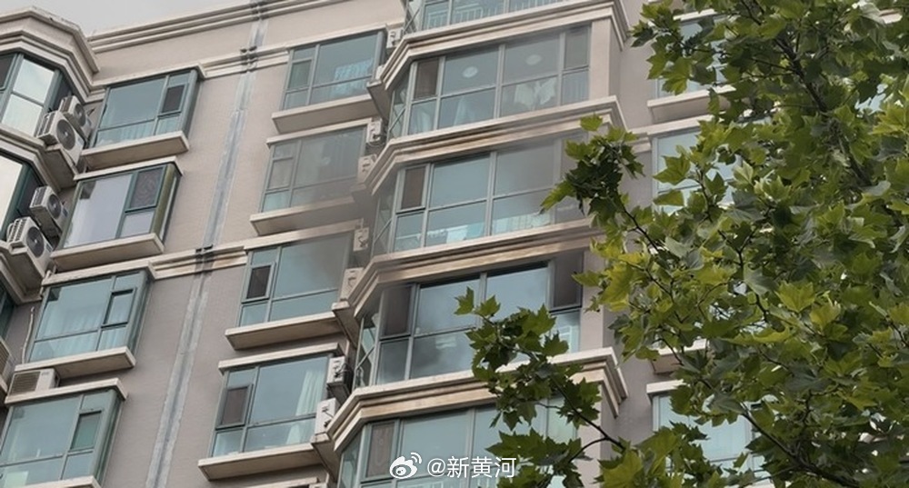 【#济南一住户油烟机着火冒浓烟#，小区居民：住户家中做饭忘记关灶】7月22日18