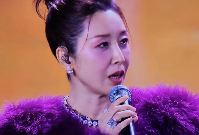 孙悦越活越年轻，怎么做到的啊！
看她今年跨年晚会上的状态，
这哪里像50多岁的人