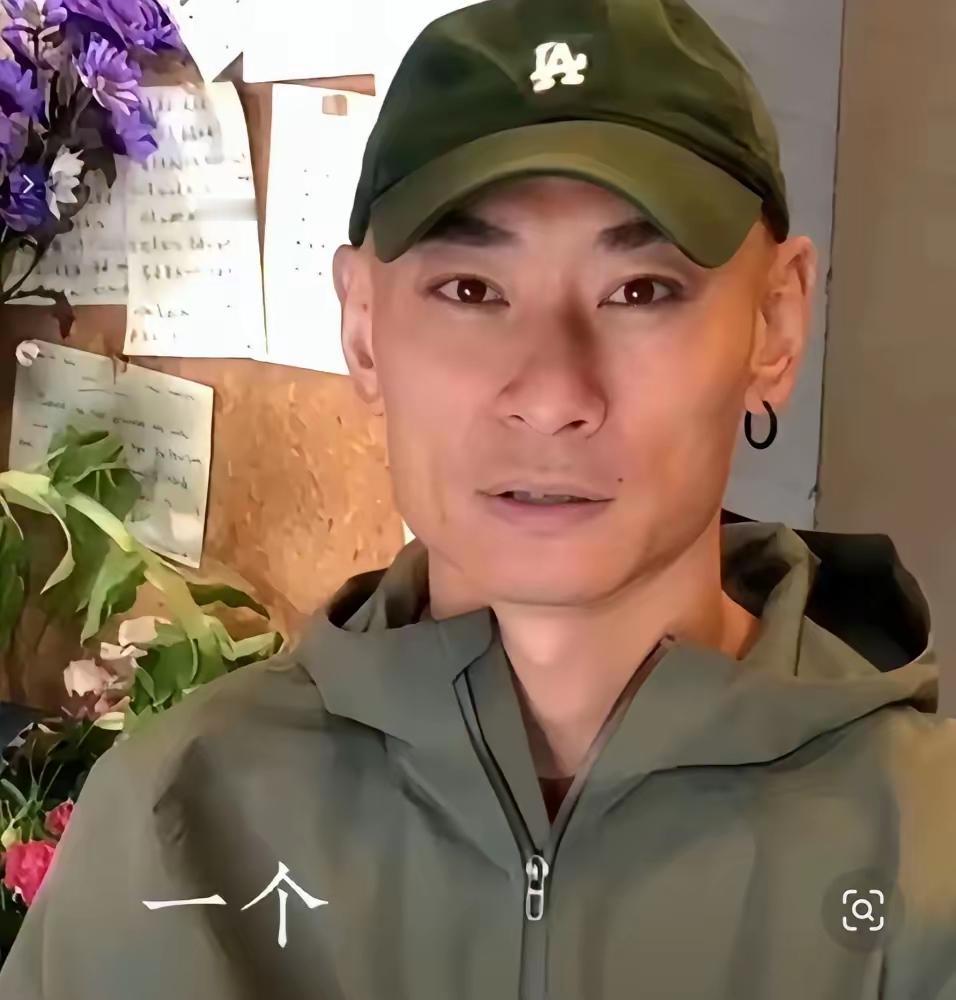 叶松源长相太奇怪了，穿着打扮也是非常的奇怪，而行为动作就更加奇怪了。

因为朱一