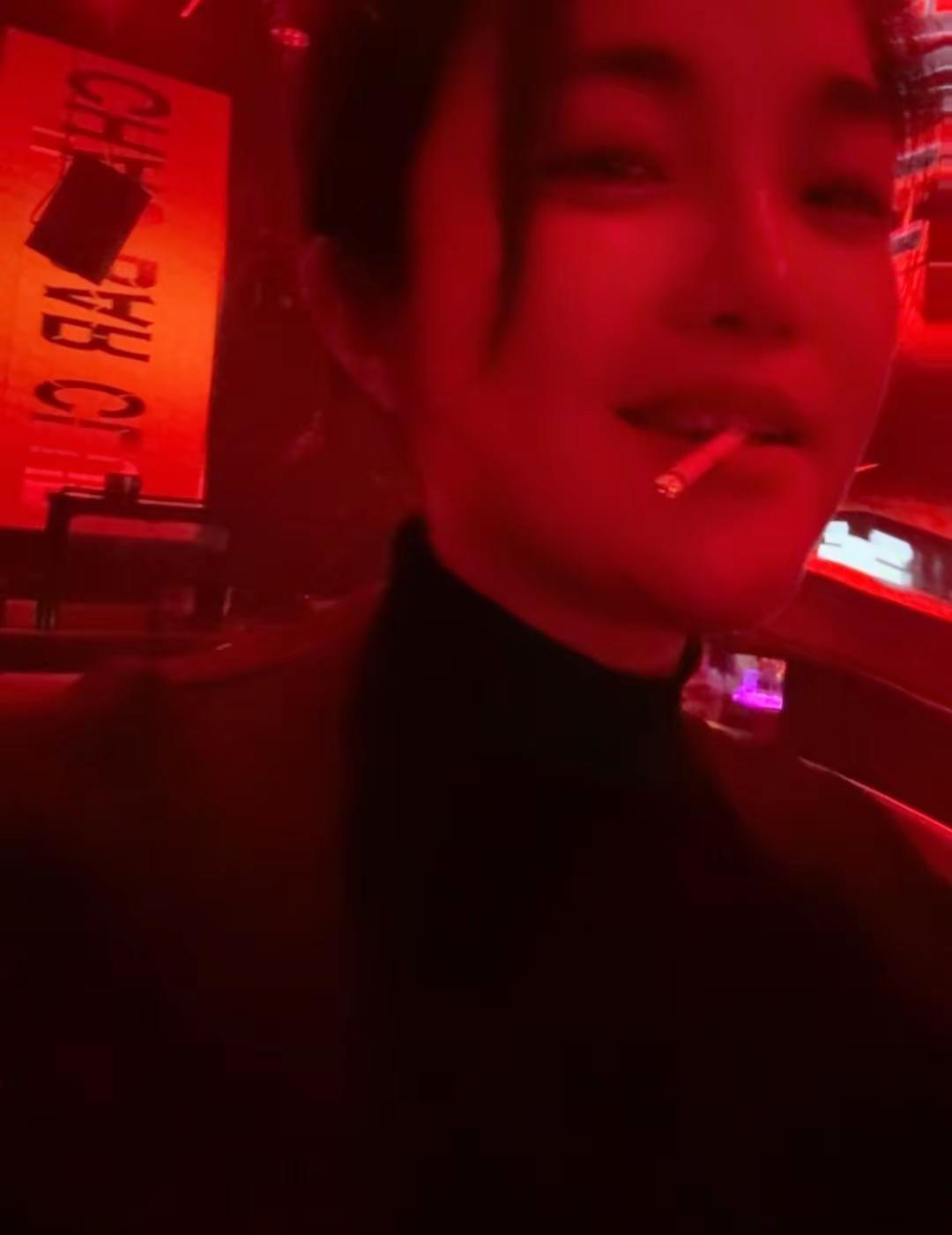 褶子长脸上没事，别让它爬进心里🌱也是放纵了，做一次年轻人。微醺