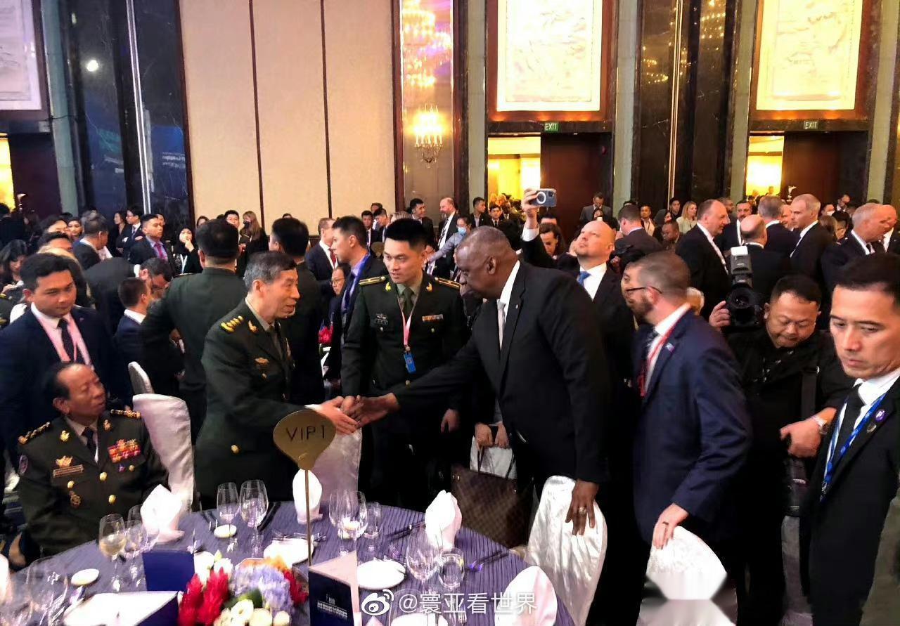 小国就适合干这个事，在大国之间两头讨好，长袖善舞。这不，新加坡香格里拉峰会，在晚