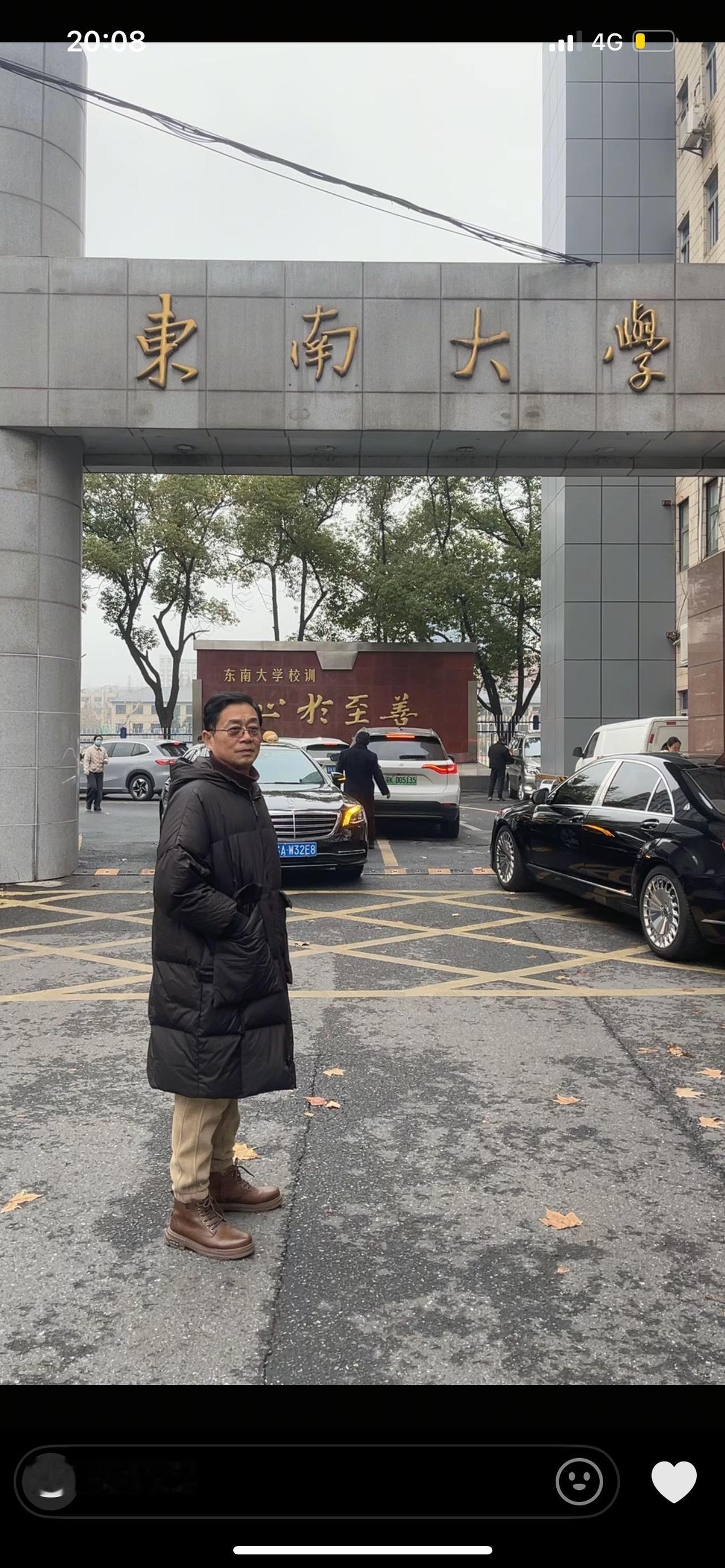 到“双一流”大学门前留个影

整个学生时代在特殊时期度过，没机会上大学，更别说上