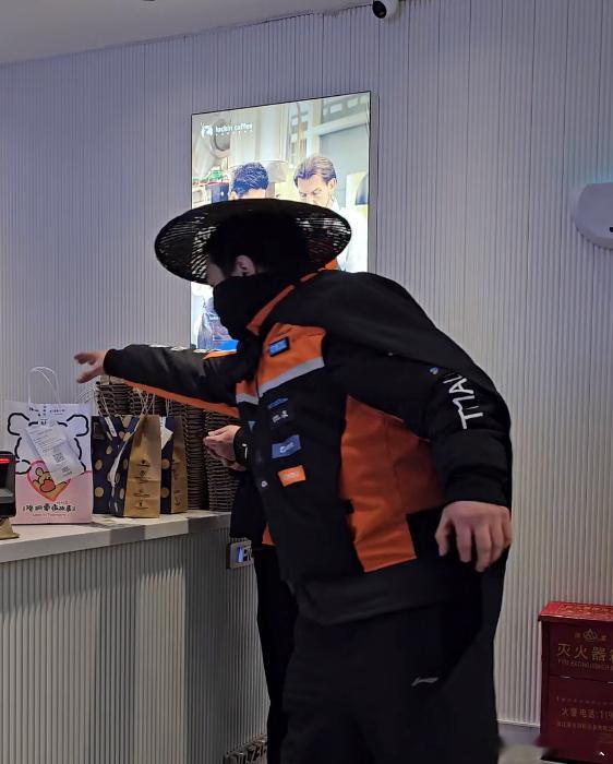 杭州街头偶遇镖人杭州街头惊现镖人小队一步一江湖，一眼入武侠！杭州街头惊现镖人天团