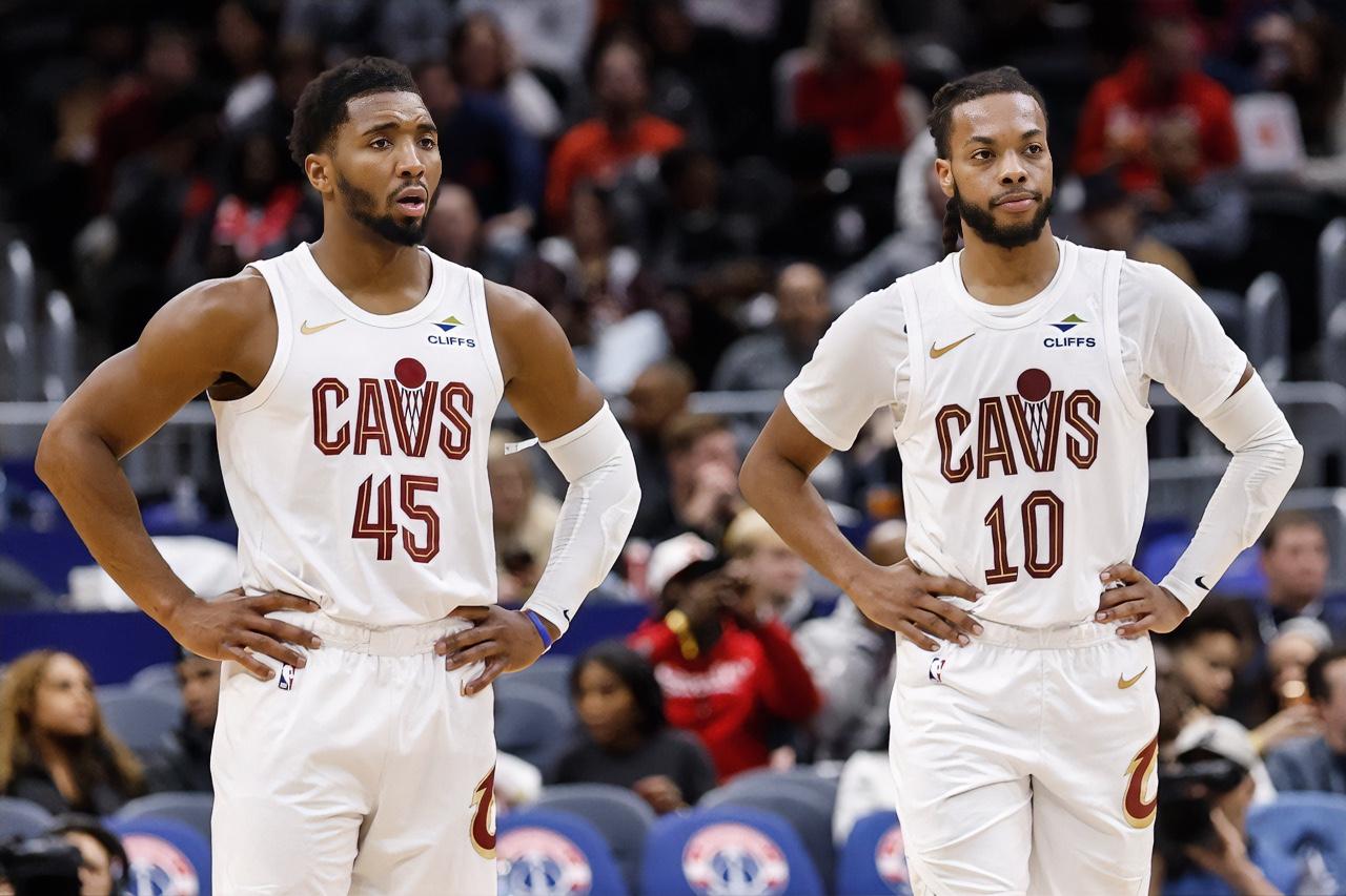 米切尔：不是你的问题，裁判收到任务不能让骑士赢，毕竟尼克斯市场在那摆着。
加兰：