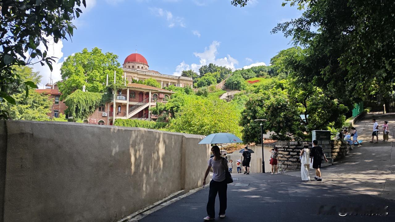 厦门的第一站，选鼓浪屿，住岛上。

鼓浪屿自助游网上有太多攻略，我写我经历的。